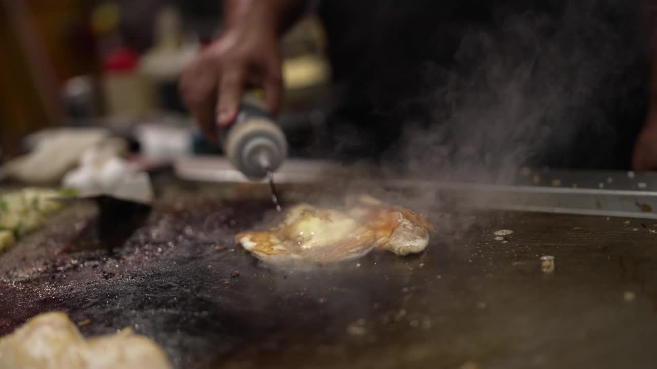 鱼排酱和翻转在热烤架上