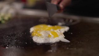 烧烤师傅用慢动作炒鸡蛋视频素材模板下载