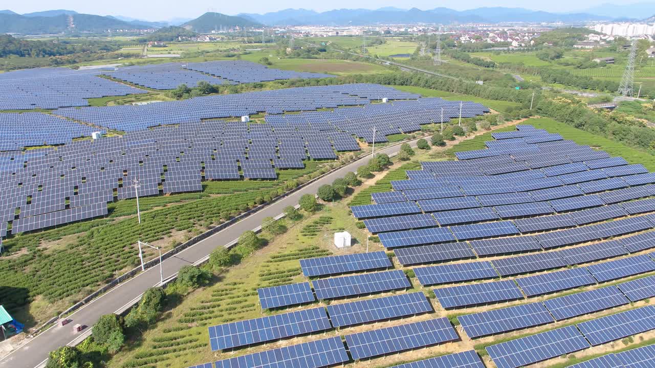 鸟瞰图的太阳能电池板农场(太阳能电池)与阳光