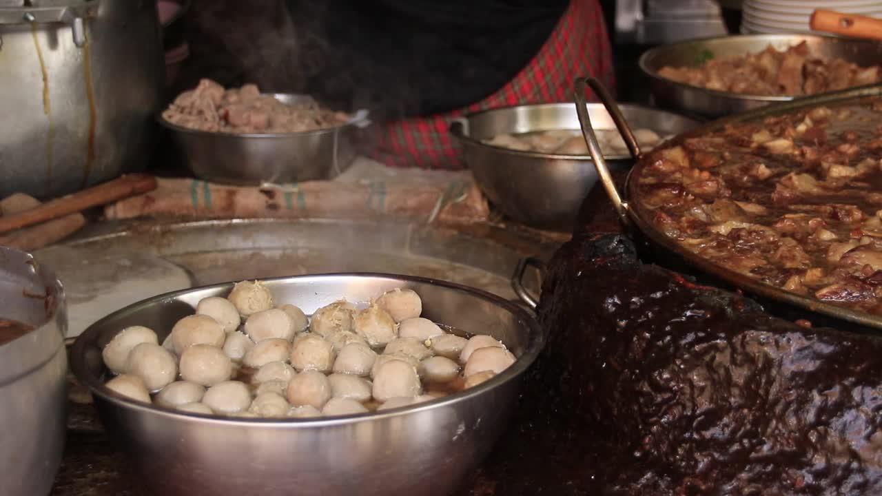 繁忙的面馆出售传统的泰国牛肉面汤