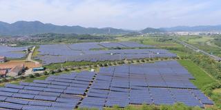 鸟瞰图的太阳能电池板农场(太阳能电池)与阳光