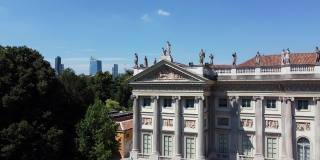 欧洲，意大利，米兰-新冠肺炎疫情封锁后，从市中心的Giardini di Villa Reale公园无人机鸟瞰新的天际线和摩天大楼
