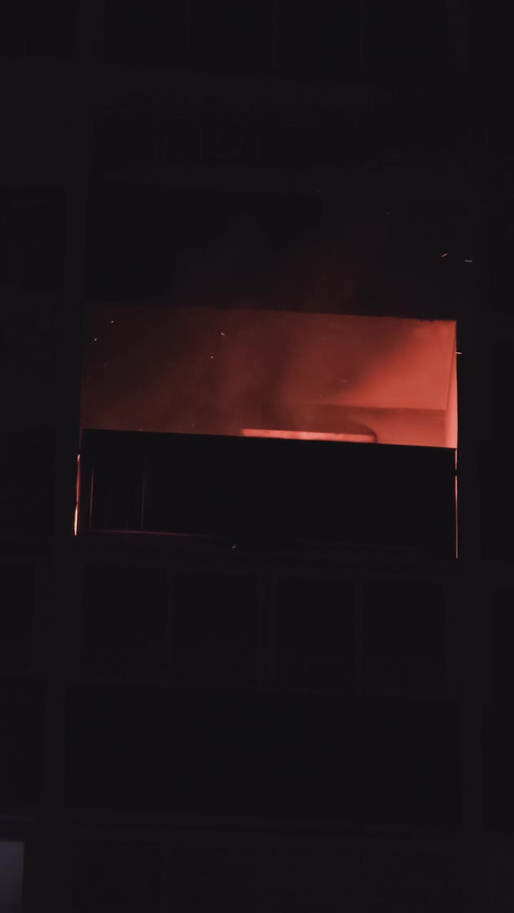 居民楼阳台发生火灾