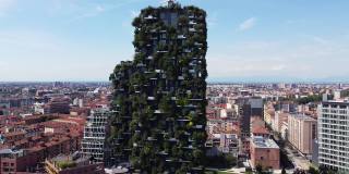 欧洲，意大利，米兰2020年7月-在新冠肺炎疫情封锁后，垂直森林摩天大楼(bosco Verticale)的无人机鸟瞰图-加里波第区天际线
