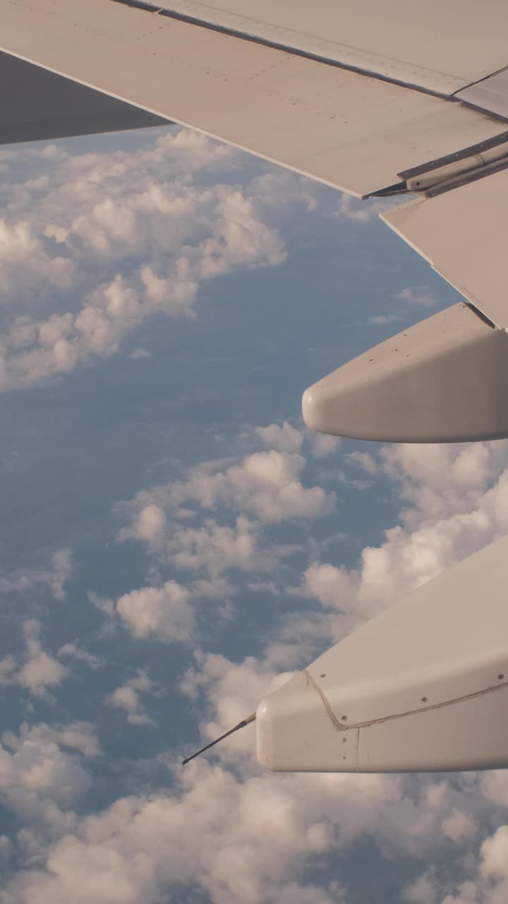飞机在云层上飞行的特写镜头