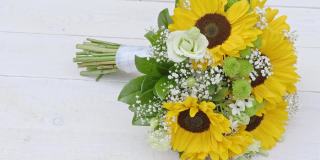 向日葵的婚礼花束。天然植物的背景。