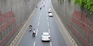 拉合尔，巴基斯坦旁遮普邦——2021年10月26日:夜间交通顺利通过地下通道。