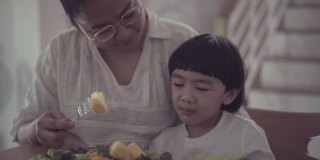 男孩和妈妈一起吃蔬菜