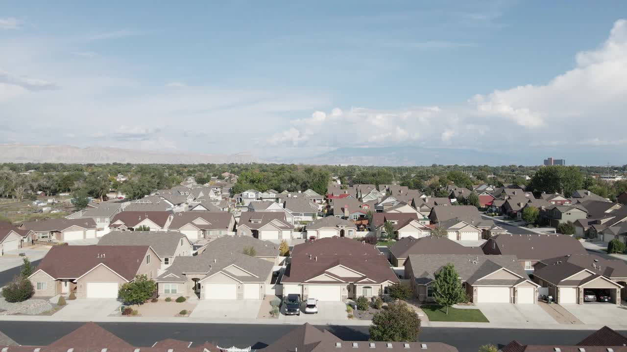 新的单户住宅开发中产阶级，负担得起，有房，空中无人机视图