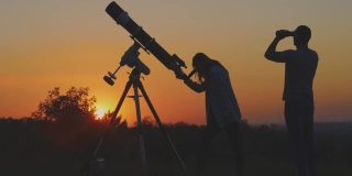 用天文望远镜观察星空。