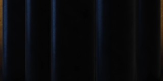 3d渲染无缝循环动画的黑色金属柱子增长和收缩揭示了垃圾背景与复制空间。可以用来显示标题，标志或作为一个vj循环