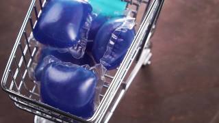 迷你购物车里的蓝色洗碗机胶囊视频素材模板下载