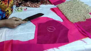 一位女裁缝用剪刀裁剪衣服，做出一件时髦的衣服视频素材模板下载