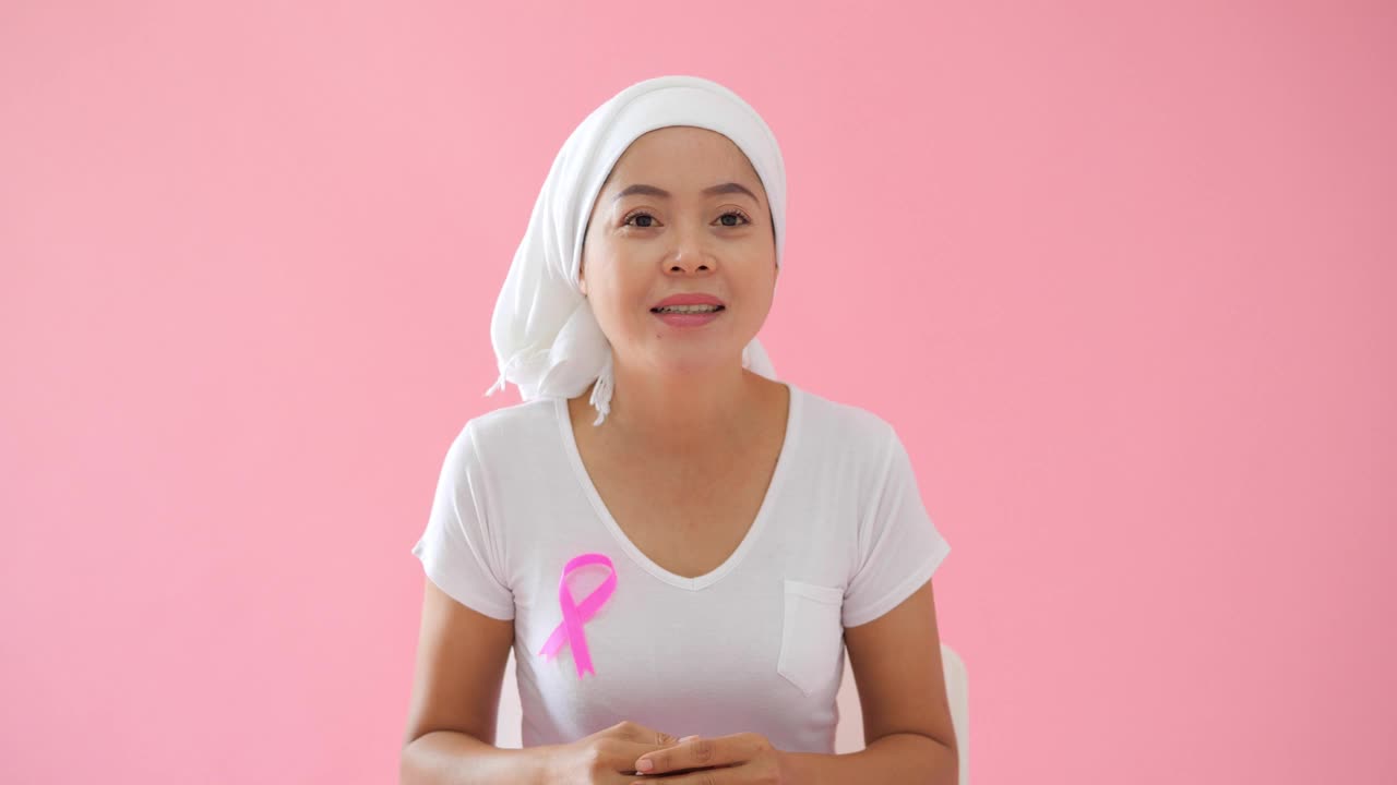 在镜头前助威的亚洲女性对乳腺癌患者表示同情