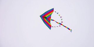 一只美丽多彩的风筝在天空中飞翔