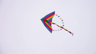 一只美丽多彩的风筝在天空中飞翔视频素材模板下载