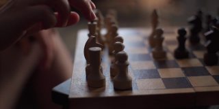 近距离跟踪拍摄的自信的女商人下棋游戏的发展分析战略计划，领导和团队合作。