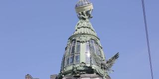 阳光明媚的日子里，圣彼得堡一座美丽的历史建筑。体系结构