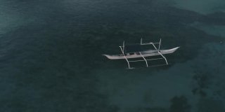 航拍无人机的观点停泊在海湾与清澈和蓝绿色的水在日落。船在热带泻湖。热带景观。El Nido，巴拉望岛，菲律宾。