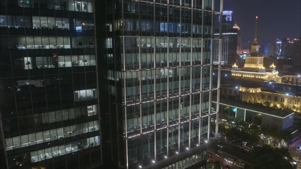 夜景中的上海市中心摩天大楼
