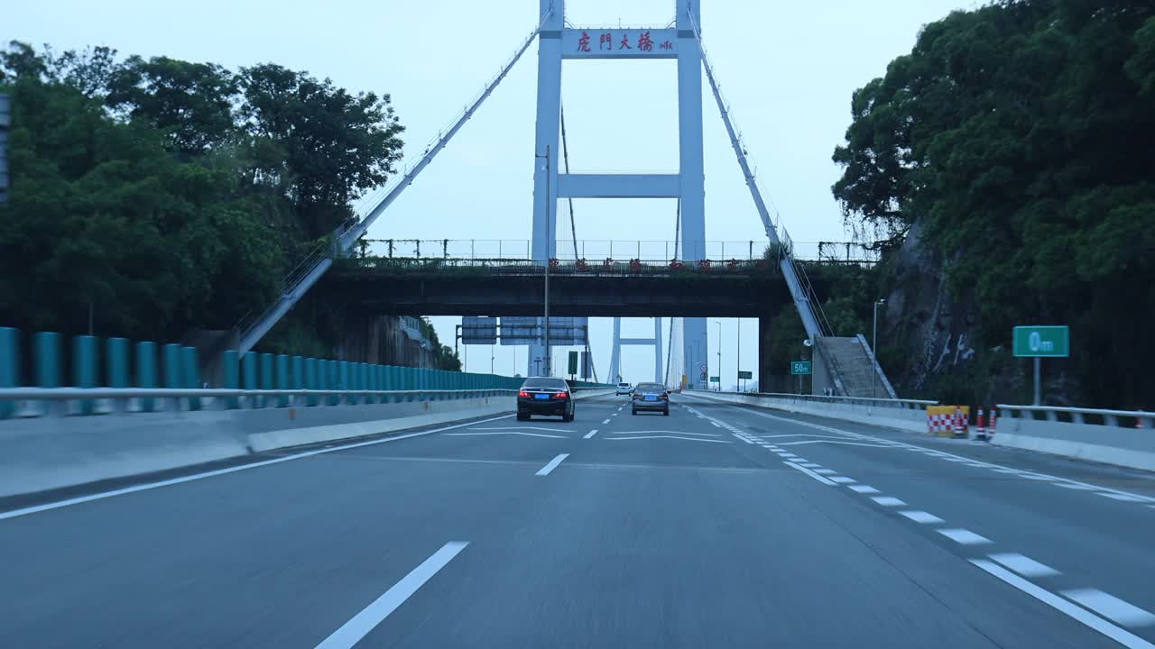 中国东莞——大约2021年9月:在虎门公路桥上开车
