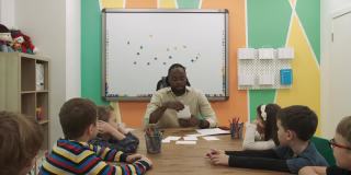 非裔美国教师在教室里教一群孩子数学
