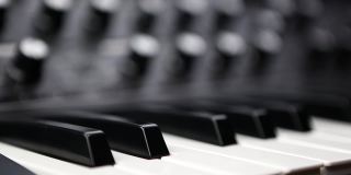 合成器钢琴键盘拍摄在音乐商店。用于电子音乐制作的专业合成器
