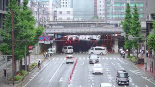 日本福冈市的城市交通景观。汽车，行人，火车在路上。视频素材模板下载