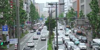 日本福冈市的城市交通景观。汽车，公交车在路上。
