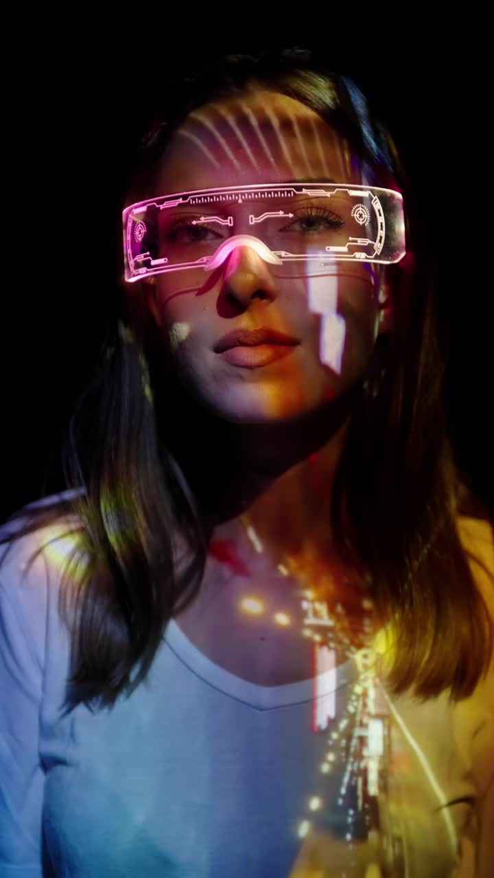 一个戴着未来眼镜的女人脸上的投影