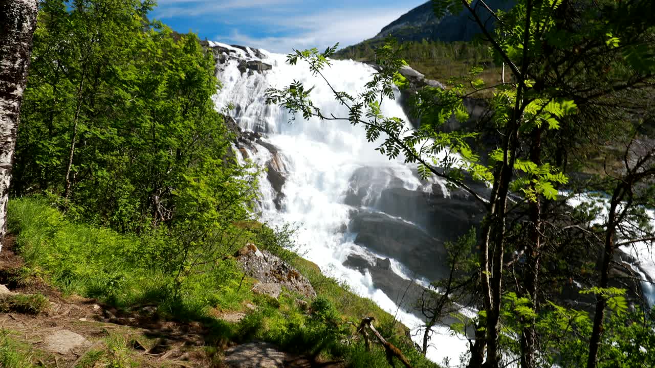 Kinsarvik Hordaland,挪威。奈斯托佛森瀑布位于哈当厄达高原。Nyastolsfossen在春天的晴天。高度115米。著名的挪威地标和热门目的地4K