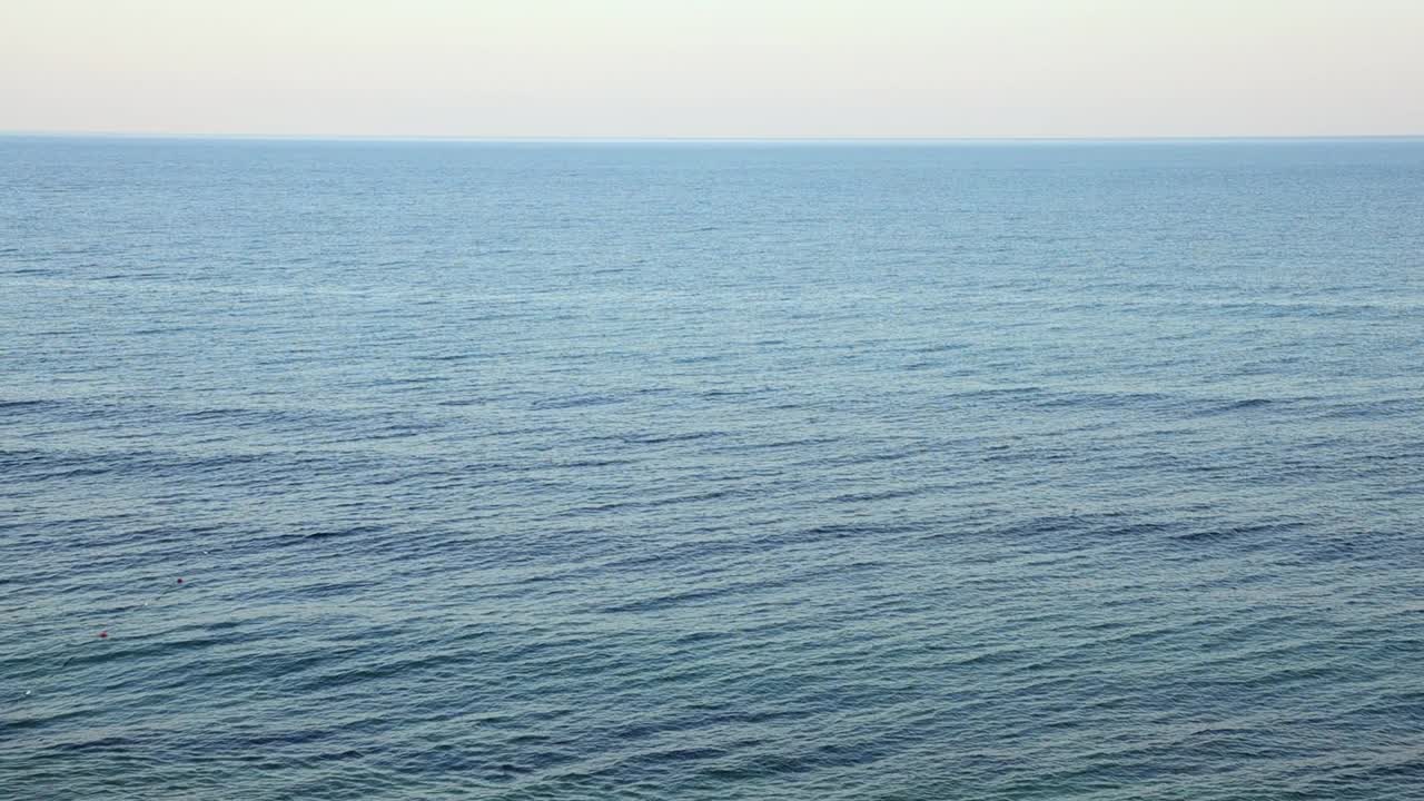 平静的大海一直延伸到地平线