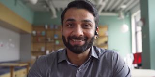 快乐的印度商人，老师在视频会议中与网络摄像头交谈。