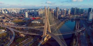 巴西圣保罗。具有未来网络效应的智能城市空中景观。创新。纳米技术。网络技术。云计算。数字转换。