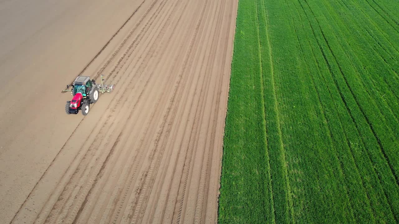 无人机拍摄的农民用拖拉机播种作物