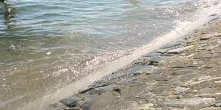 海浪拍打着石岸。