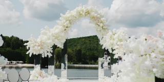 淡雅的淡色花朵装饰的婚礼花。湖外婚礼画框