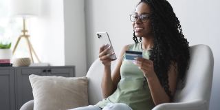 女人用智能手机和信用卡在线支付