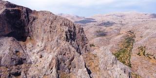 幼发拉底河三角洲巨大陡峭的悬崖峡谷，土耳其戏剧性的地质奇观。美丽的背景和不寻常的风景，鸟瞰4k空中，无人机