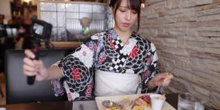 一名日本女子在法国餐厅吃午餐拍视频