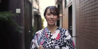 一位日本妇女走在一条狭窄的小径上