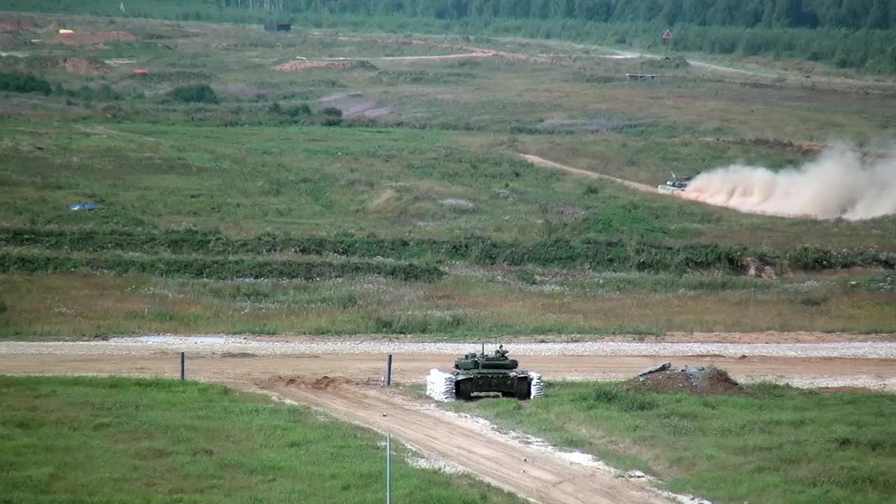 俄罗斯坦克在演习中向演习现场射击。