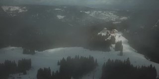 冬天在İlgaz山拍摄的滑雪山的画面