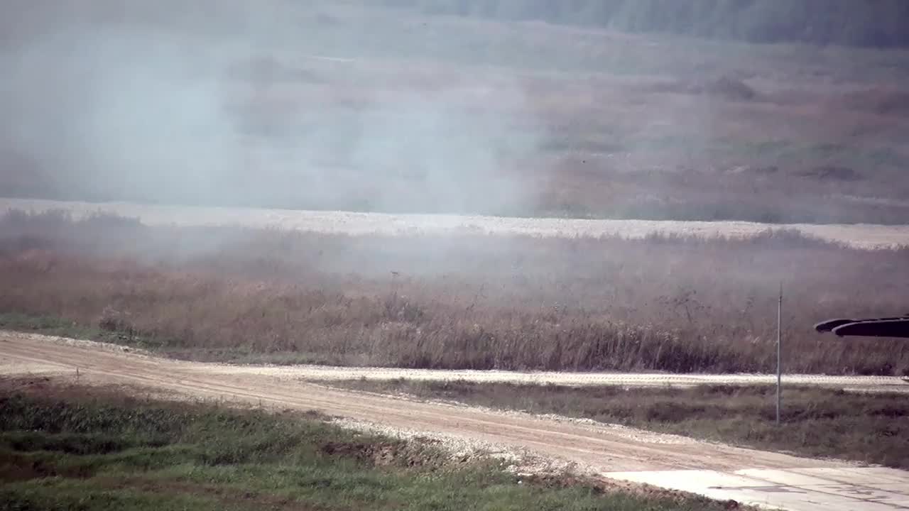 俄罗斯战争机器机器人军用坦克在演习中射击。