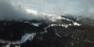冬天在İlgaz山拍摄的滑雪山的画面