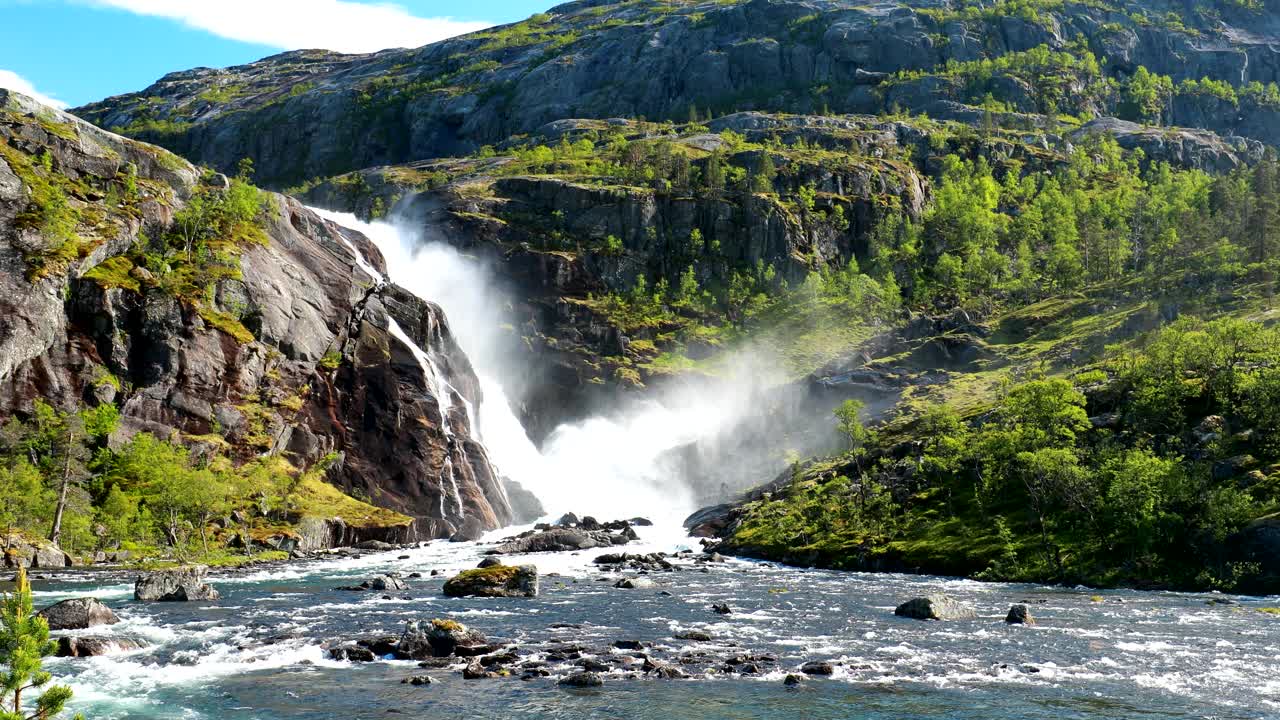 Kinsarvik Hordaland,挪威。哈当厄达高原的索特弗森瀑布。挪威著名的地标和春天阳光明媚的热门目的地。。4 k