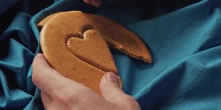 男人的手会掰出心形的糖饼干。