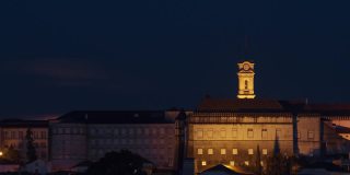 满月在葡萄牙科英布拉大学背后升起——时间流逝