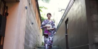 一名日本女子走下狭窄小径的台阶