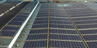 实时/鸟瞰安装在工厂屋顶的太阳能电池板